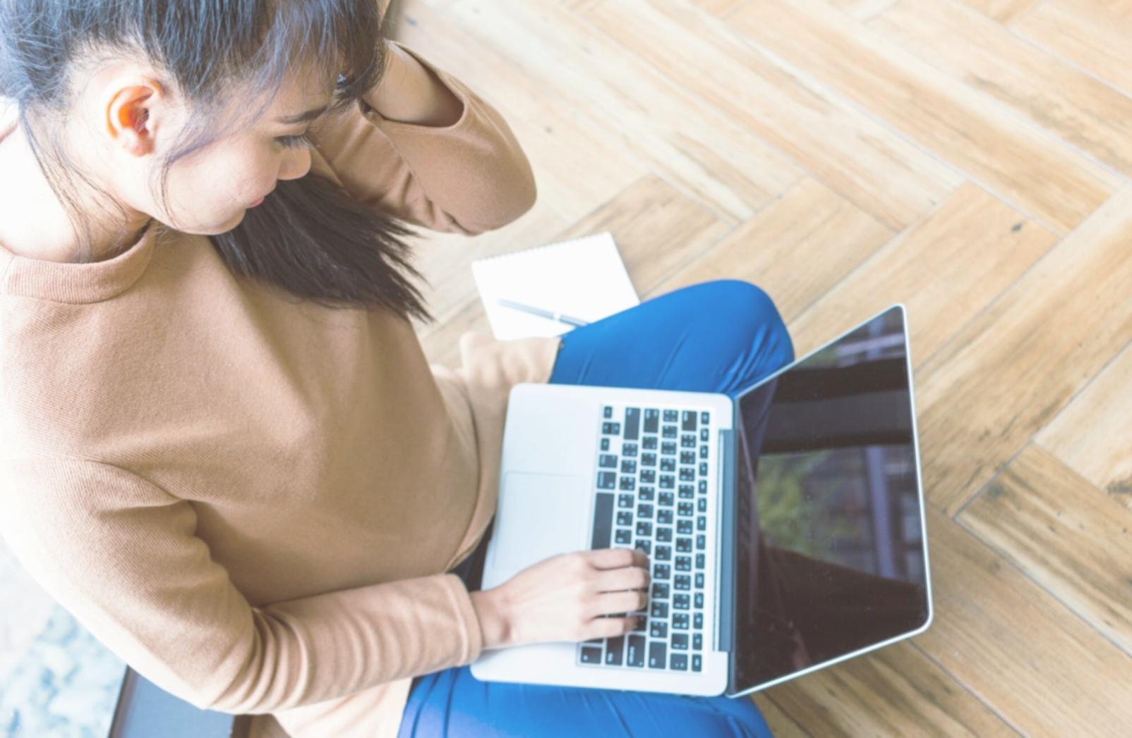 Erfolgreiche Geschäftsverhandlung in modernem Büroumfeld