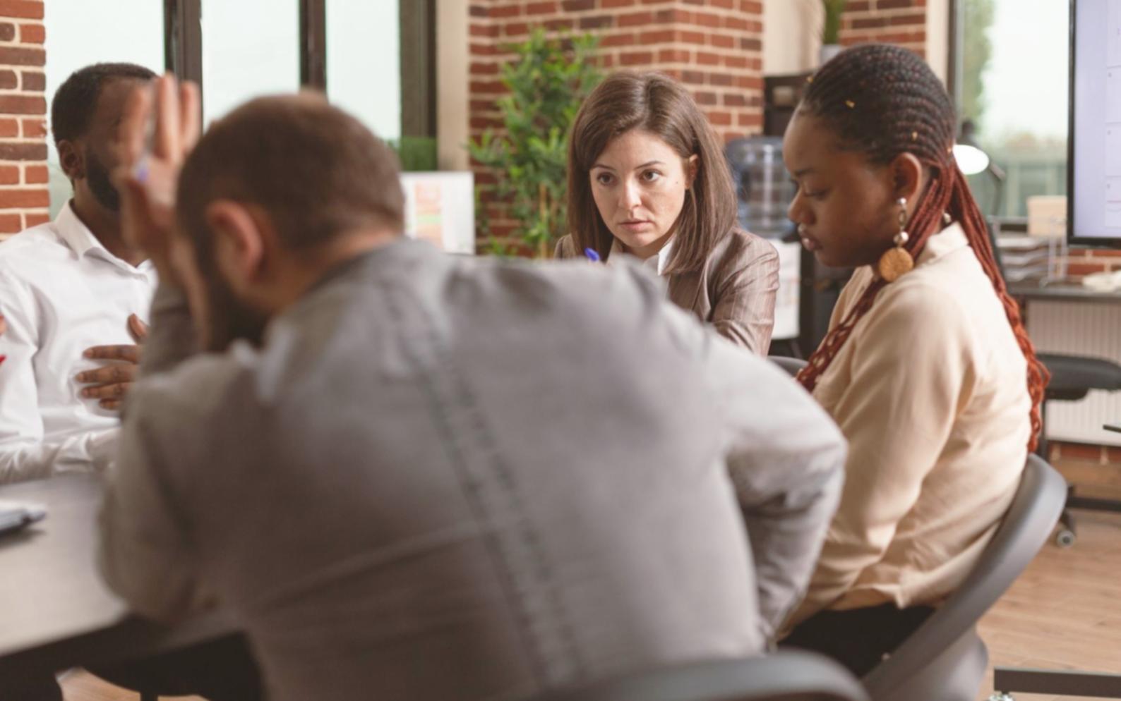 Moderne Geschäftspräsentation mit digitalen Kommunikationstools