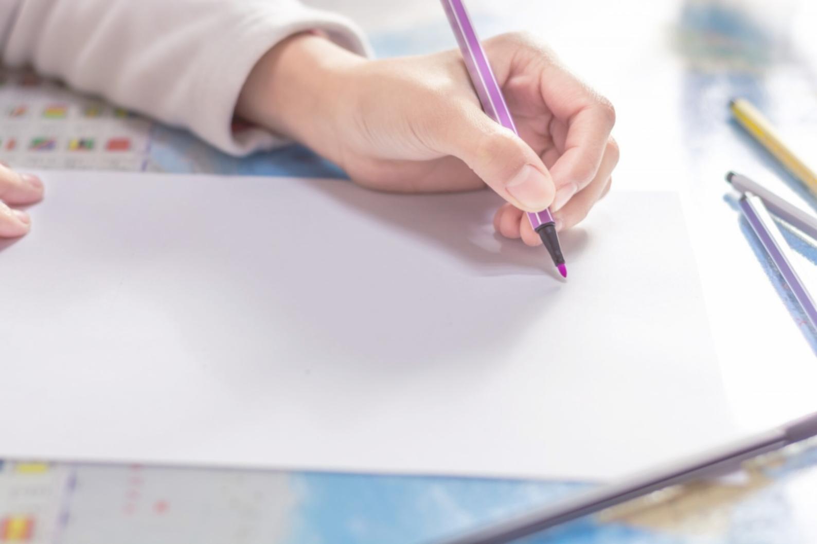 Teilnehmer eines Finanz-Webinars arbeiten an ihren Laptops