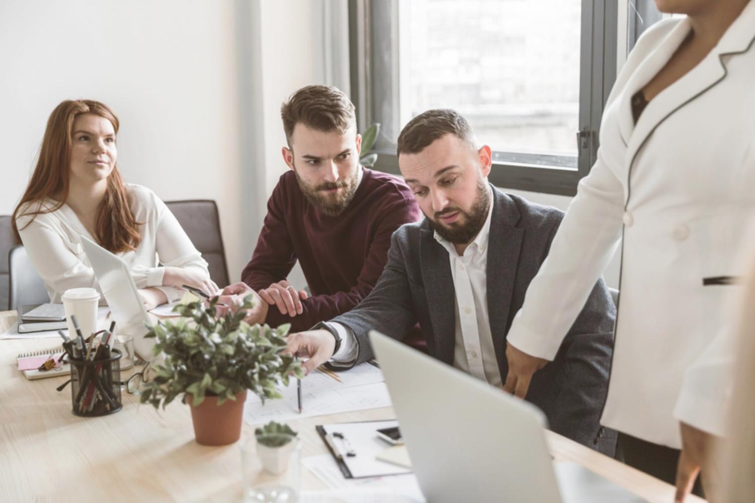 Strategiemeeting mit Kunden in modernem Konferenzraum